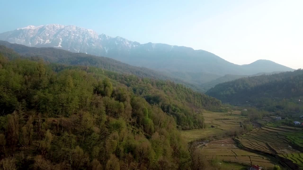 hora dorada de la puesta de sol en el bosque con una vista panorámica de un amplio paisaje de nieve montaña en los alpes terraza suiza arroz arroz agricultura en la tierra de estilo persa iran naturaleza viajes oriente medio