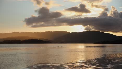 Tarde-Tranquila-En-La-Orilla-Del-Mar-De-Raunefjorden-Cerca-De-Bergen-En-Noruega-Al-Atardecer