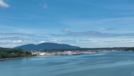 Vista-Aérea-Del-área-Metropolitana-De-Anacortes-Con-Bahía-Fidalgo-En-Primer-Plano