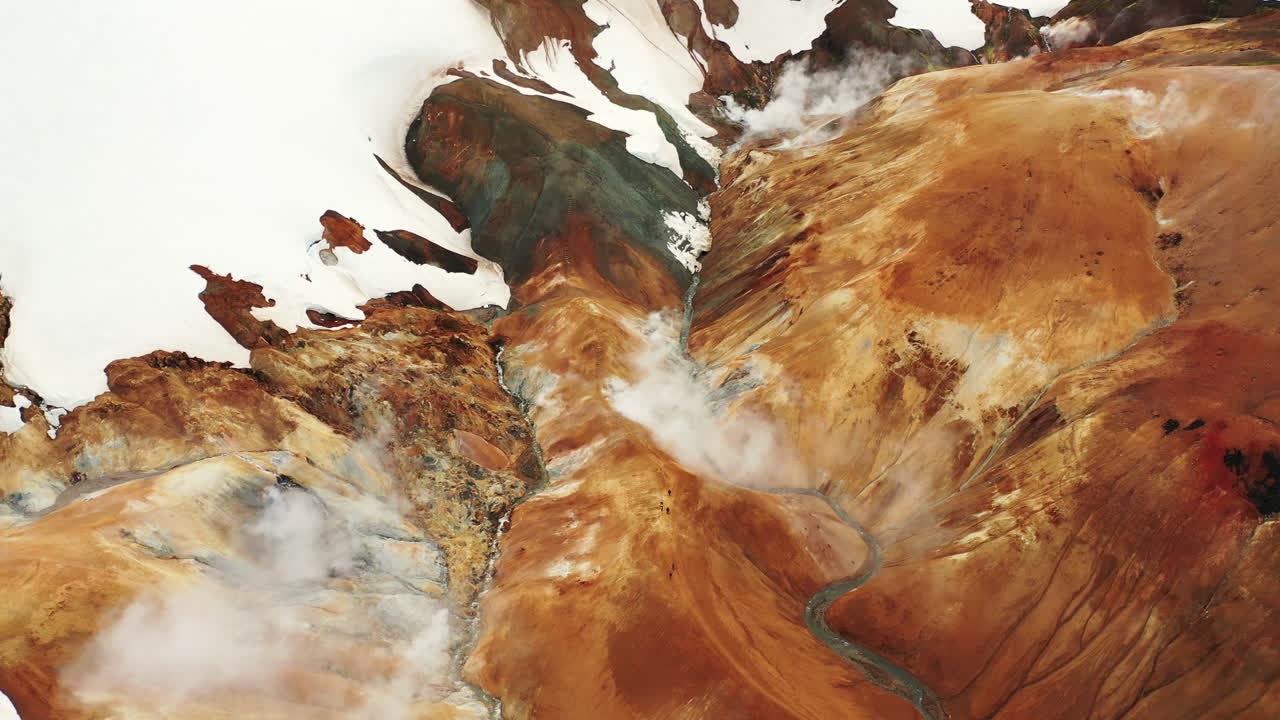 vista aérea de excursionistas caminando en la cordillera de kerlingarfjoll en las tierras altas de islandia cerca de kjolur highland road