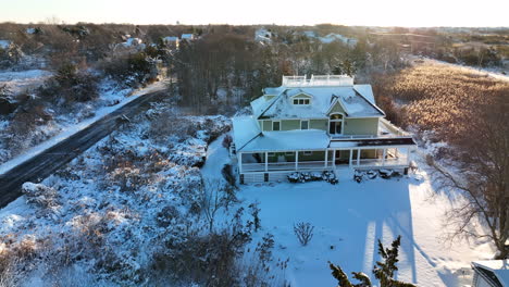 Gran-Casa-Familiar-En-EE.UU.-Cubierta-De-Nieve-Invernal