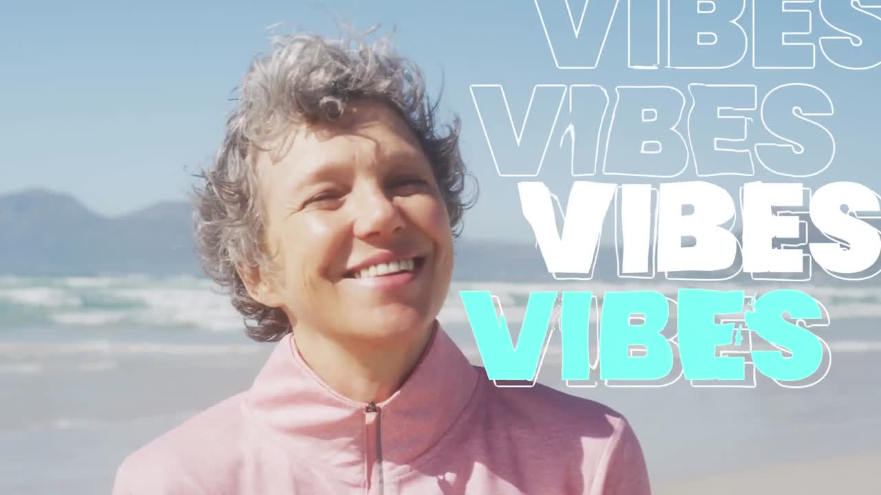 animación de vibraciones de texto, en blanco y azul, con una mujer mayor feliz en la playa