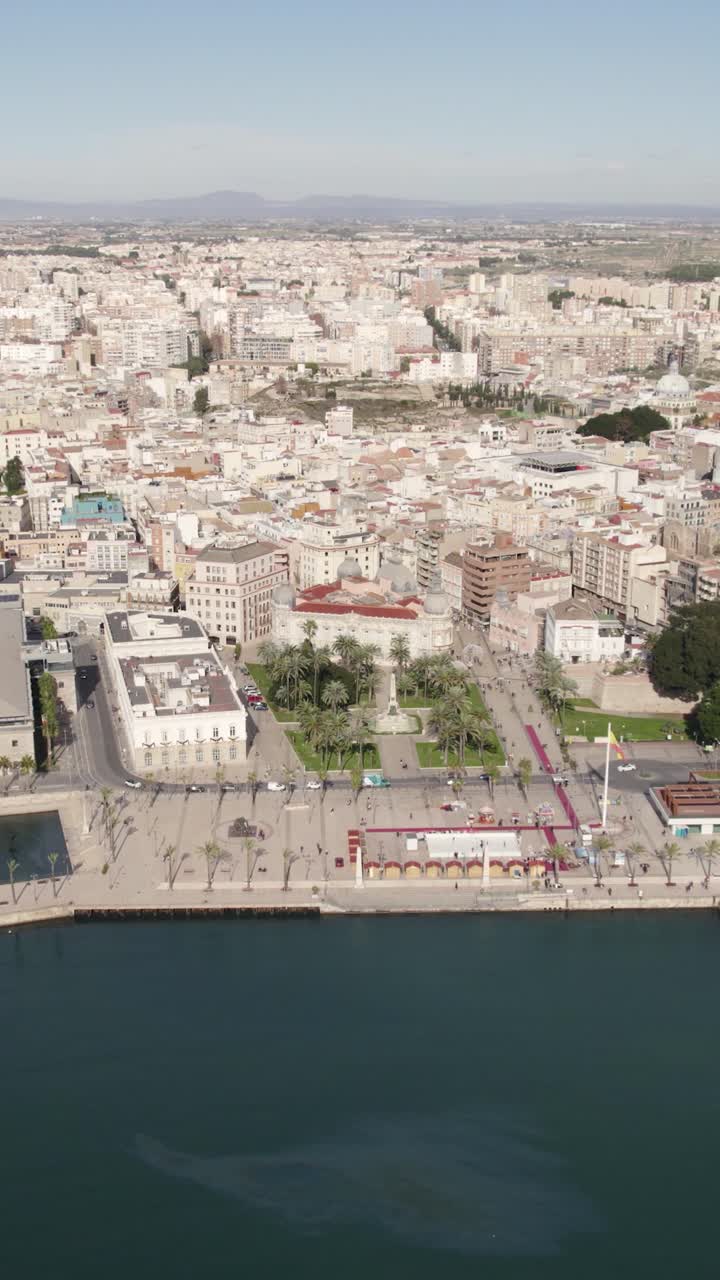 Paesaggio urbano di Cartagena lungo la costa mediterranea con un porto turistico per yacht e un lungomare urbano. Ripresa aerea verticale.