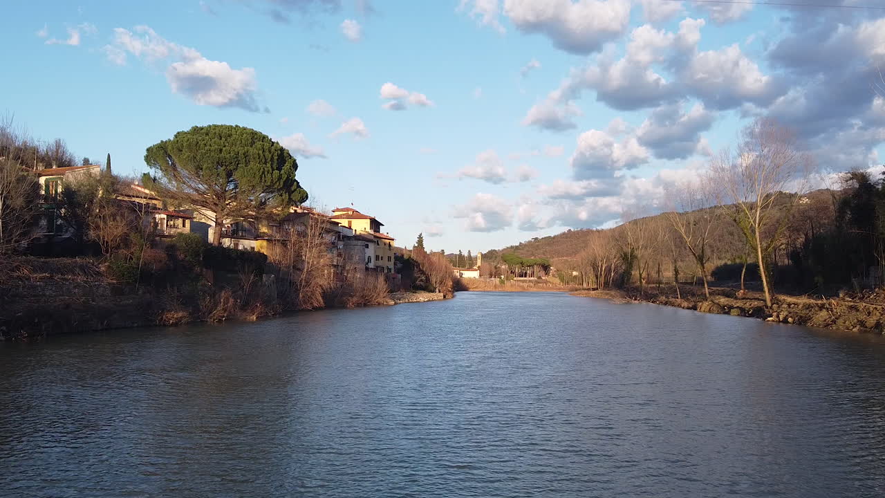 Volo al tramonto con drone sopra il fiume Arno. Girone, piccola città vicino a Fiesole, Firenze, nella regione Toscana d'Italia. Dicembre 2019