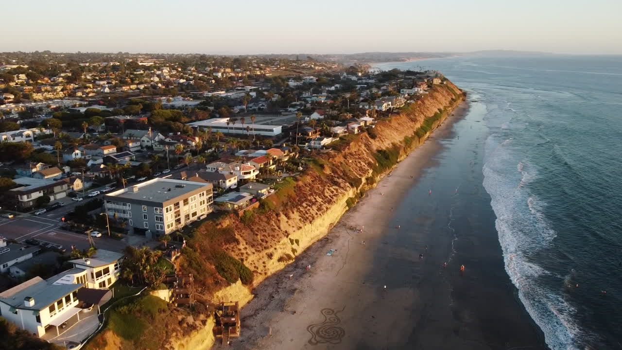 공중 촬영 - 해안선 해가 지는 모습