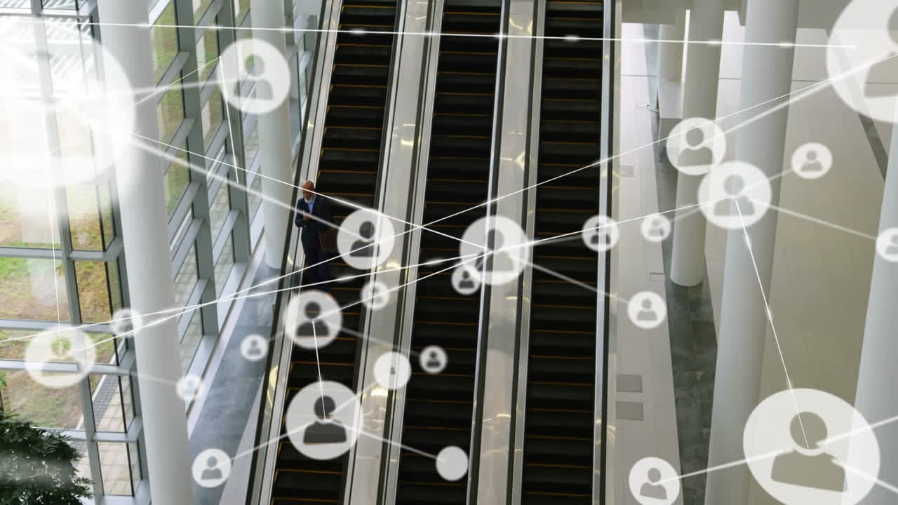 에스컬레이터를 사용하는 코카시안 사업가에 대한 연결 네트워크의 애니메이션