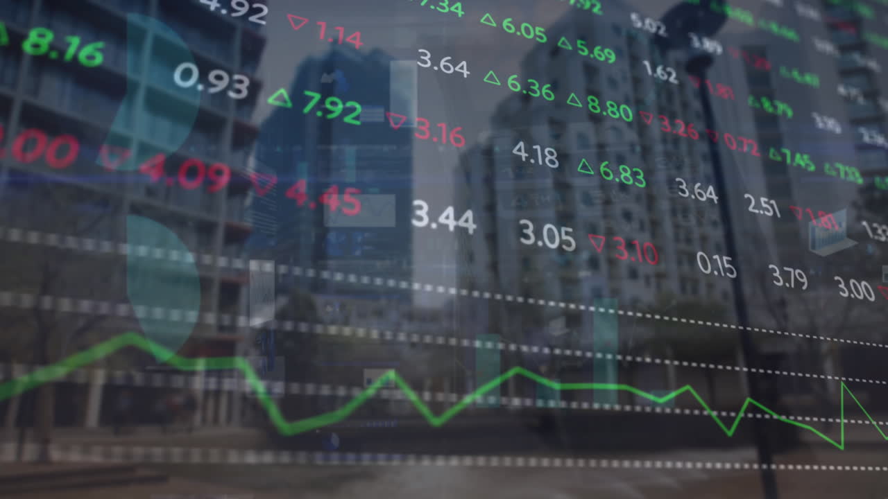 animación de tablero comercial multicolor sobre vista de ángulo bajo de edificios modernos contra el cielo