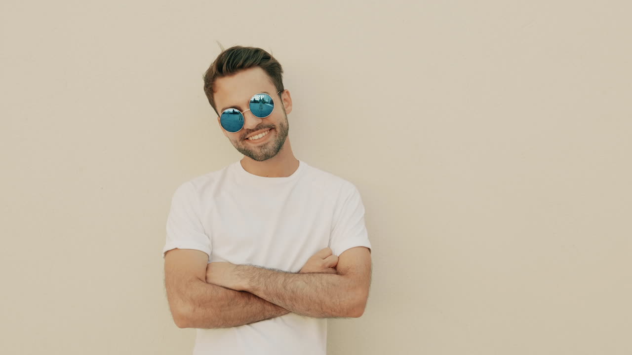 hombre elegante con gafas de sol redondas