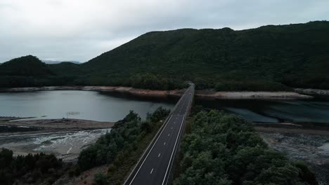 Luftaufnahme-Einer-Brücke,-Die-Zwei-Länder-über-Dem-Lake-Burbury-In-Tasmanien,-Australien-Verbindet