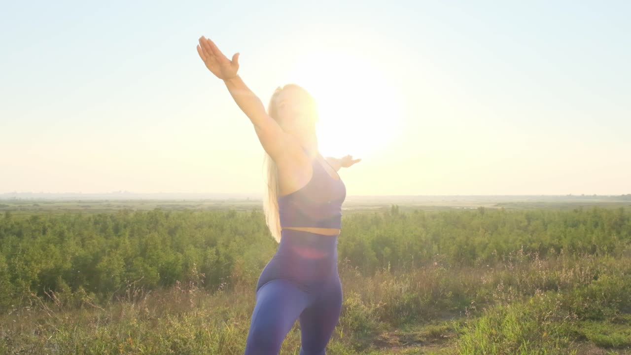 야외 에서 요가 를 연습 하는 여자