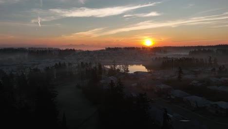 Vista-Aérea-Ascendente-De-Casas-Entremezcladas-Con-árboles-Debajo-De-Un-Amanecer-De-Washington