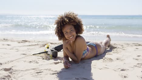 mujer acostada en la playa con aletas