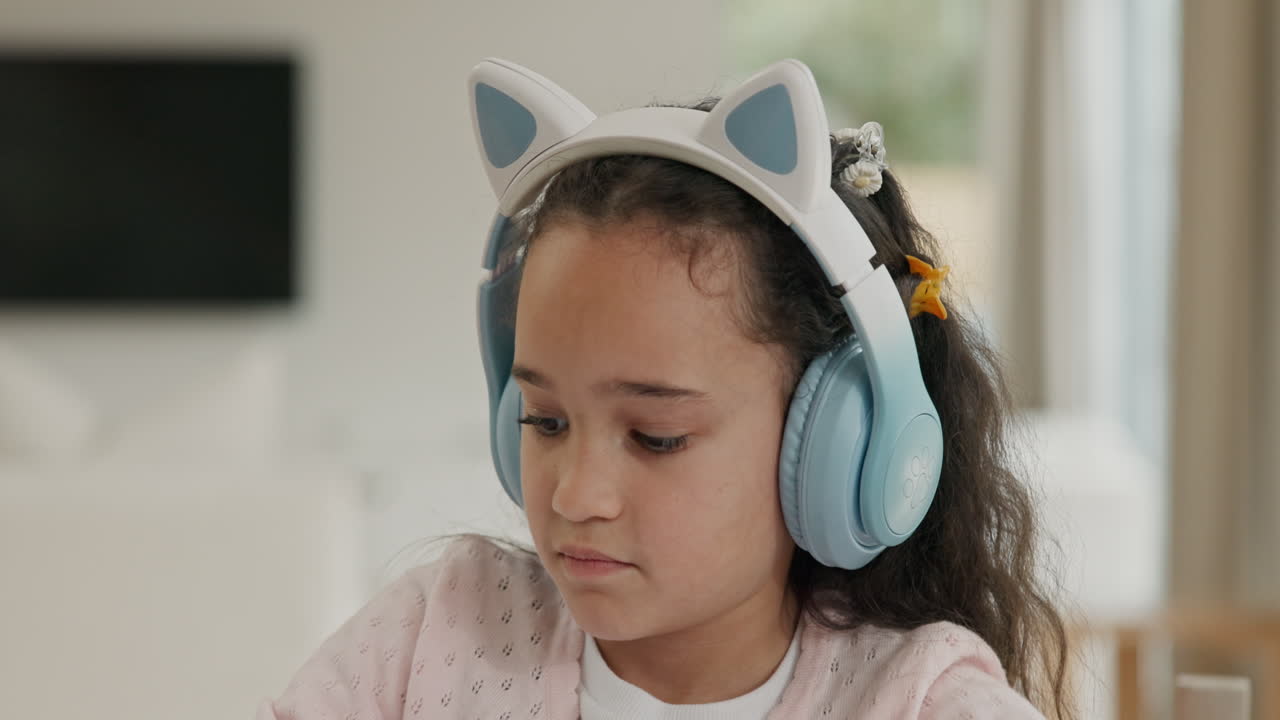 Ragazza con cuffie con orecchie da gatto che sorride