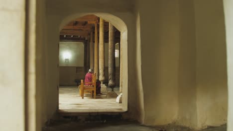 mujer sentada en la mezquita juma