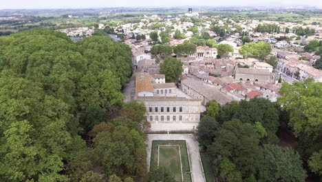 Hermoso-Edificio-De-La-Edad-Media-En-Un-Parque-Vista-Aérea-De-Drones-Francia