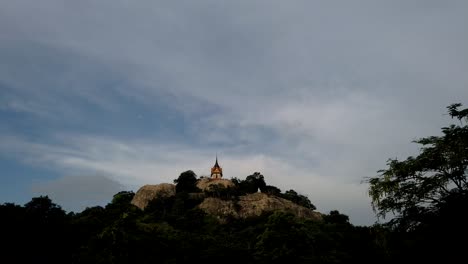 wat phra phut thachai 是一個旅遊景點, 吸引外國人和泰國人尋求祝福