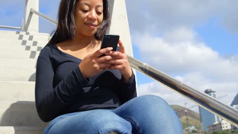 Schöne-Frau,-Die-Ihr-Mobiltelefon-Auf-Der-Treppe-Benutzt-4k