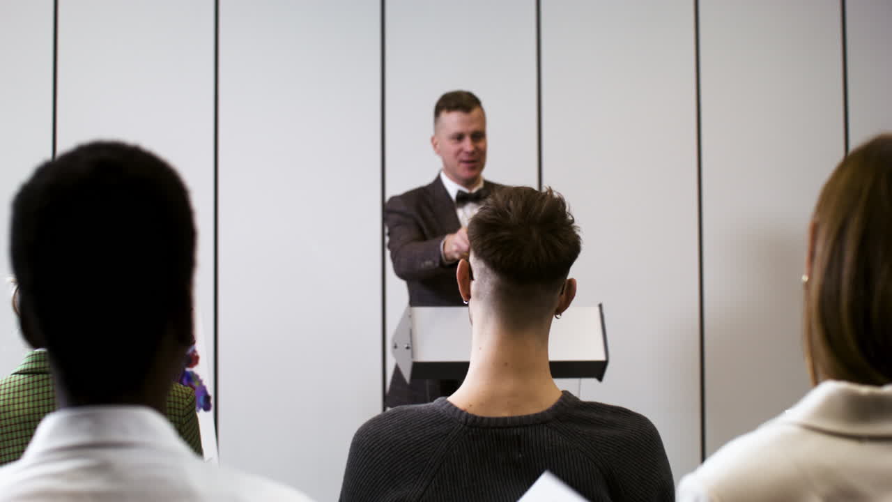 미술 경매 세션에 참여하는 사람들