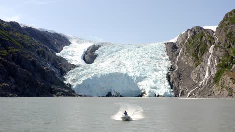 hombre montando lancha rápida - cascada congelada en alaska usa - toma aérea