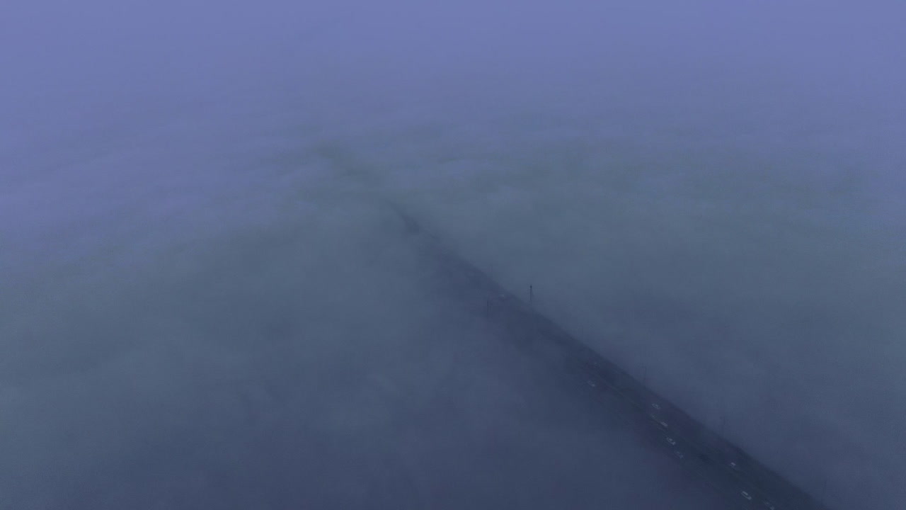 몽환적인 분위기의 구름 위의 고속도로 다리