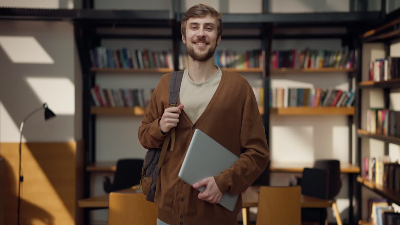 estudiante en una biblioteca