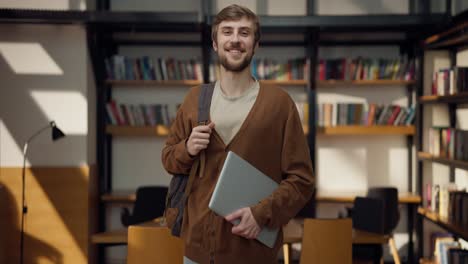 estudiante en una biblioteca
