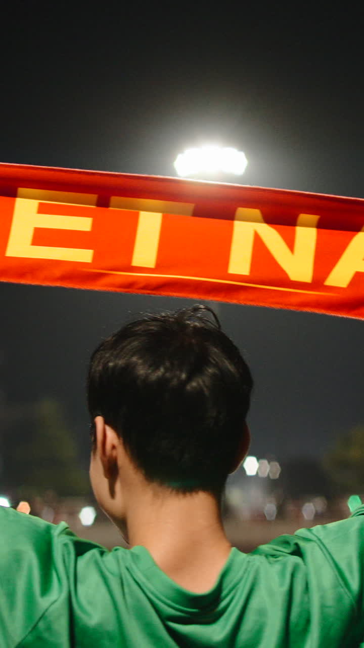 Tifoso di calcio che supporta il Vietnam