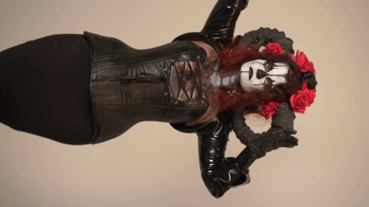 Donna fantasy gotica in corsetto di lattice nero e corna