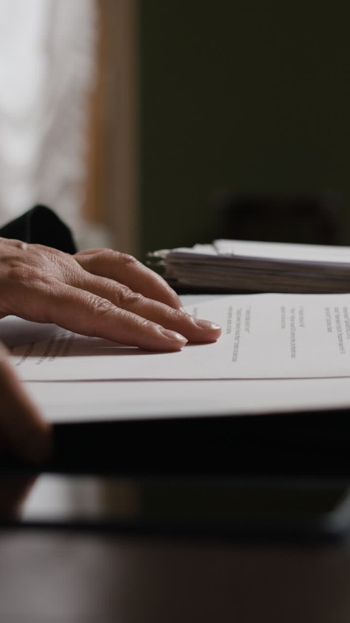 pessoa que revisa documentos