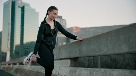 ejercicio, mujer y estiramiento de las piernas al aire libre