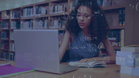 animación de ecuaciones matemáticas sobre una feliz estudiante biracial usando una computadora portátil en la biblioteca