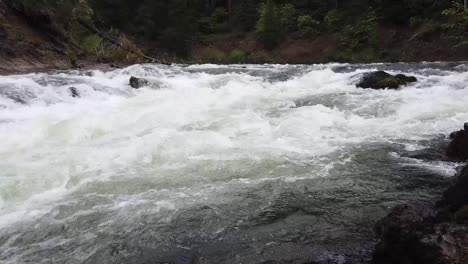 Rápidos-En-La-Sección-Del-Puente-Del-Río-De-Agua-En-El-Río-Rogue-Superior-En-El-Sur-De-Oregon