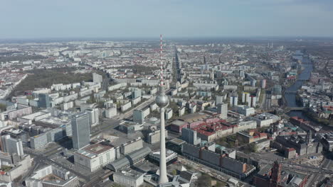 Antenne:-Super-Nahansicht-Des-Fernsehturms-Alexanderplatz-In-Berlin,-Deutschland-An-Heißen-Sommertagen