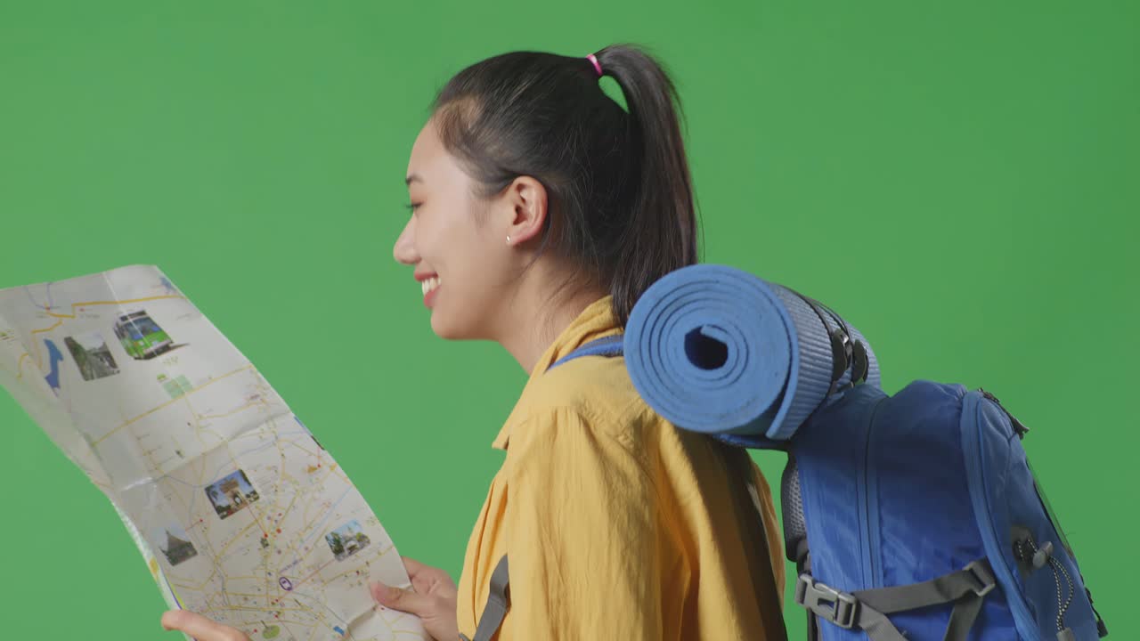 배 을 들고 지도를 읽는 여자