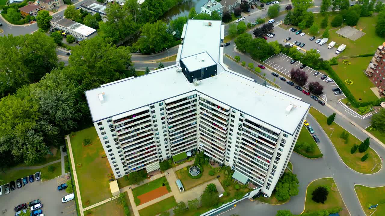 laval northshore drone aumento aéreo con vistas a casas condominios por el río de las praderas en un tranquilo barrio aislado para muelles públicos y privados con diferentes áreas disponibles extremo sur yuld2-3