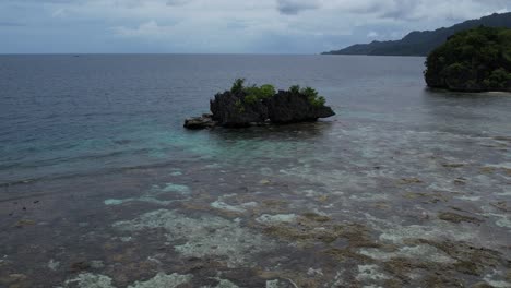 Direktflug-Zwischen-Den-Wunderschönen-Kleinen-Inseln-In-Raja-Ampat,-Indonesien