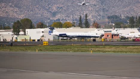 avión yendo a la puerta del aeropuerto