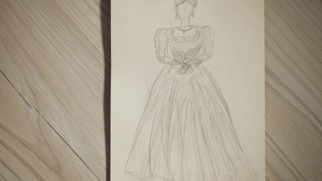 Elegante dibujo de moda. Obra de arte que representa un vestido clásico con líneas y sombras detalladas. Ilustración precisa a lápiz de un vestido vintage extendido sobre un fondo de madera texturizada con sombreado suave.