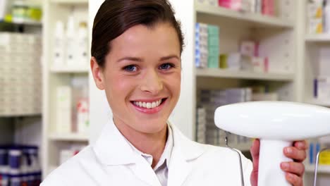 Tabletas-Medidoras-De-Farmacéutico-Con-Báscula-De-Farmacia.