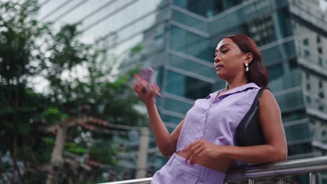 mujer usando teléfono inteligente en la ciudad