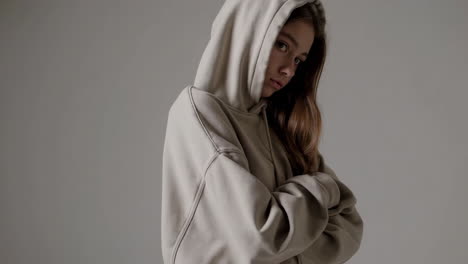 una adolescente con una sudadera con capucha