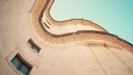 lisboa antigua catedral barroca panteón nacional fachada detalle ventanas rotación cámara al amanecer 4k