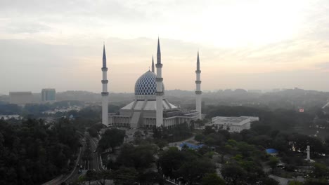 vista aérea de la mezquita del sultán salahuddin abdul aziz o localmente conocida como la mezquita shah alam