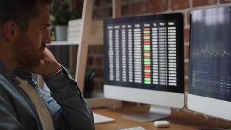 hombre adulto siguiendo los datos del mercado de valores