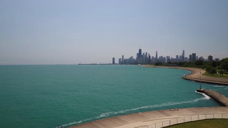 lago vista al mar día de verano edificios molino de viento día soleado playa