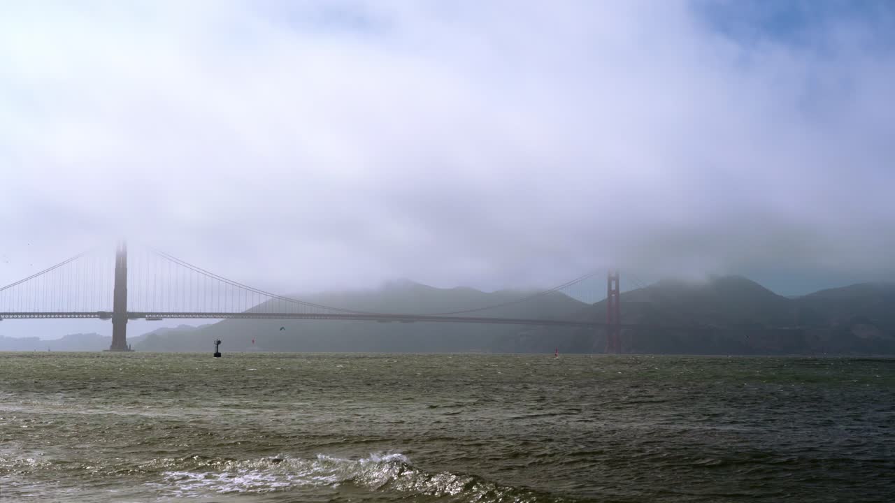 흐린 날의 골든 게이트 브릿지