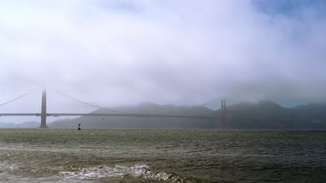 golden gate bridge in a cloudy day