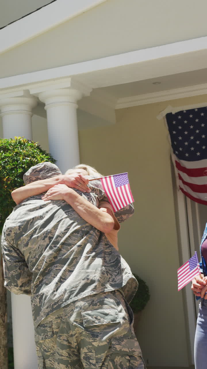 video vertical de padres y esposa mayores caucásicos felices saludando al marido soldado que regresa a casa