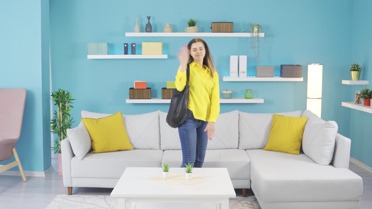 재미있는 젊은 소녀는 춤을 추고 행복합니다.