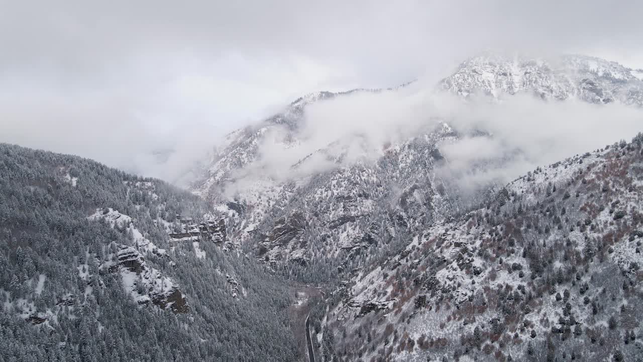 Montanhas Nevadas de Utah no Vale do American Fork Canyon - Aproximação Aérea Frontal